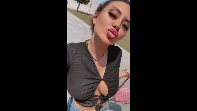 Ebru Polat Yeni İfşa — Siyah Bluz Dekolte Sac Savuruyor İfşa